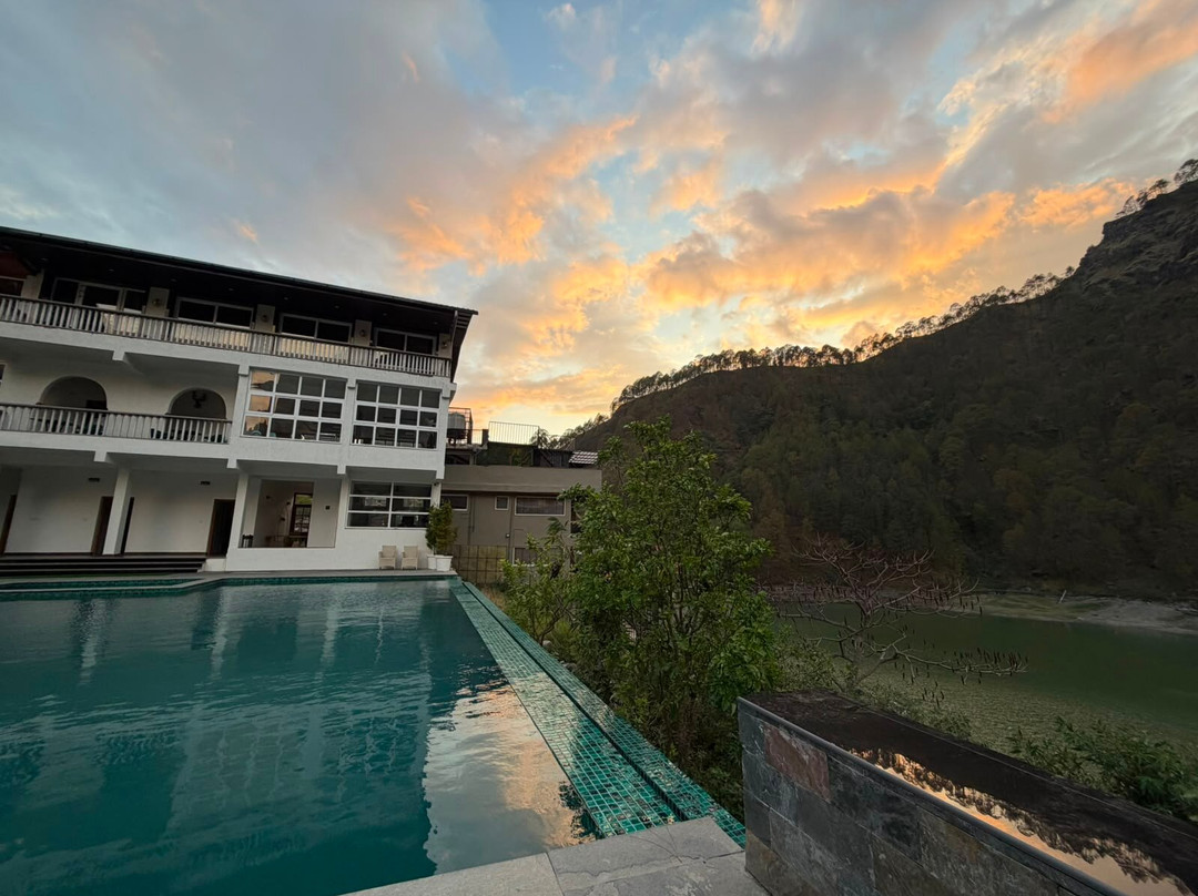 Khurpatal Lake Inn