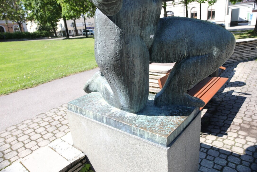 Statue Knelande kvinna (Statue de la Femme agenouillée)-Hudiksvall必去景点