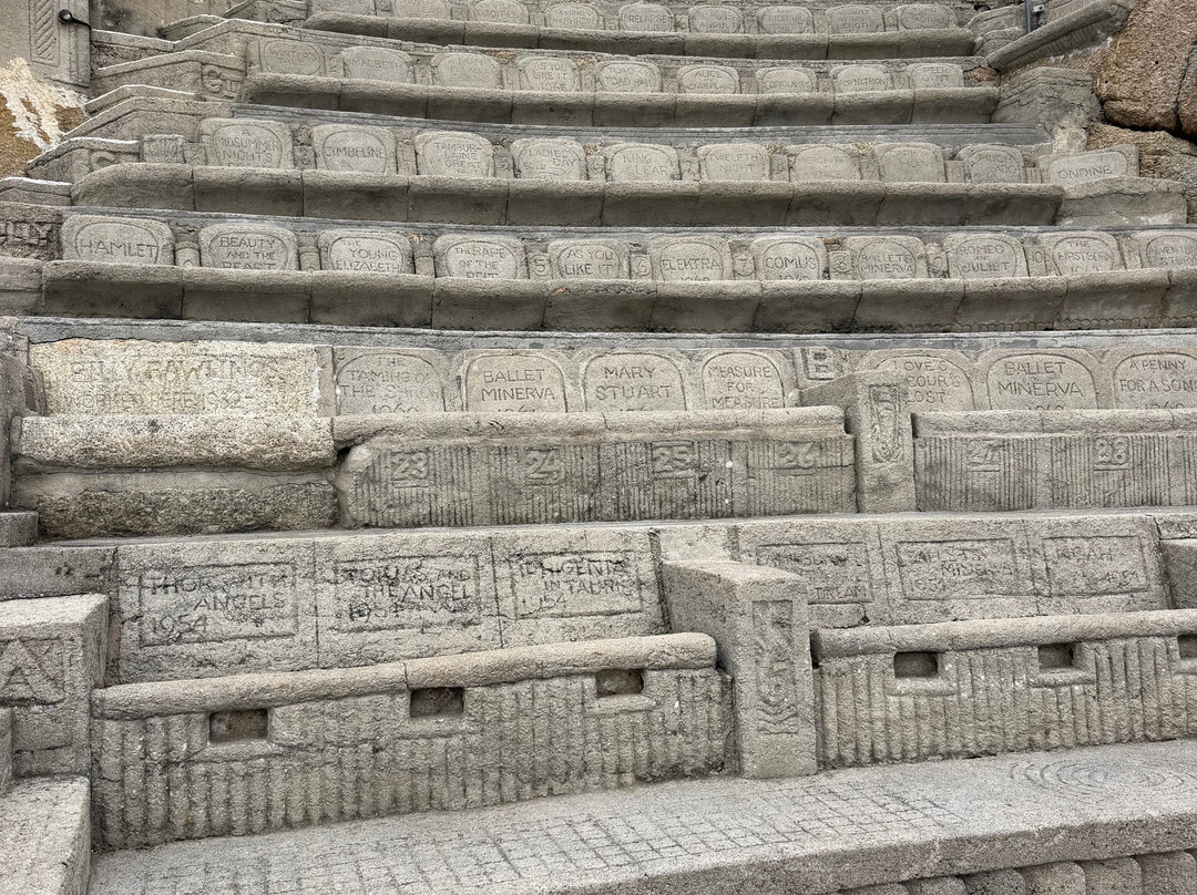 米纳克剧场-彭赞斯必去景点
