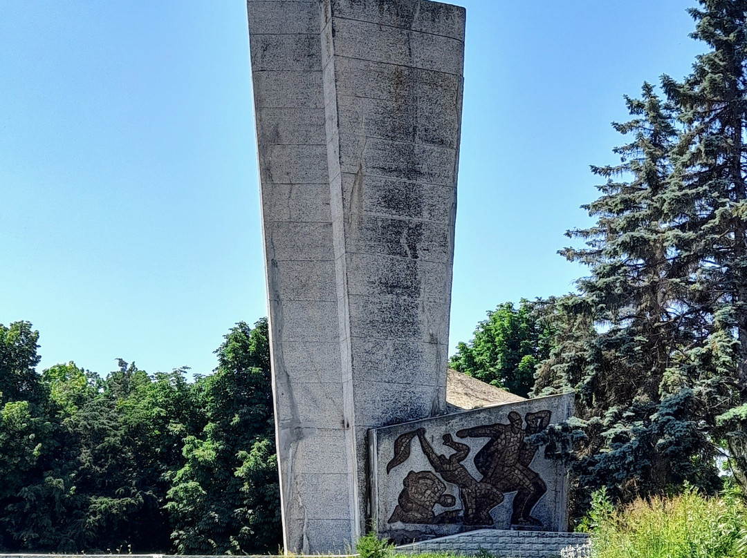 Monument to the Fighters for Soviet Power-Bender必去景点