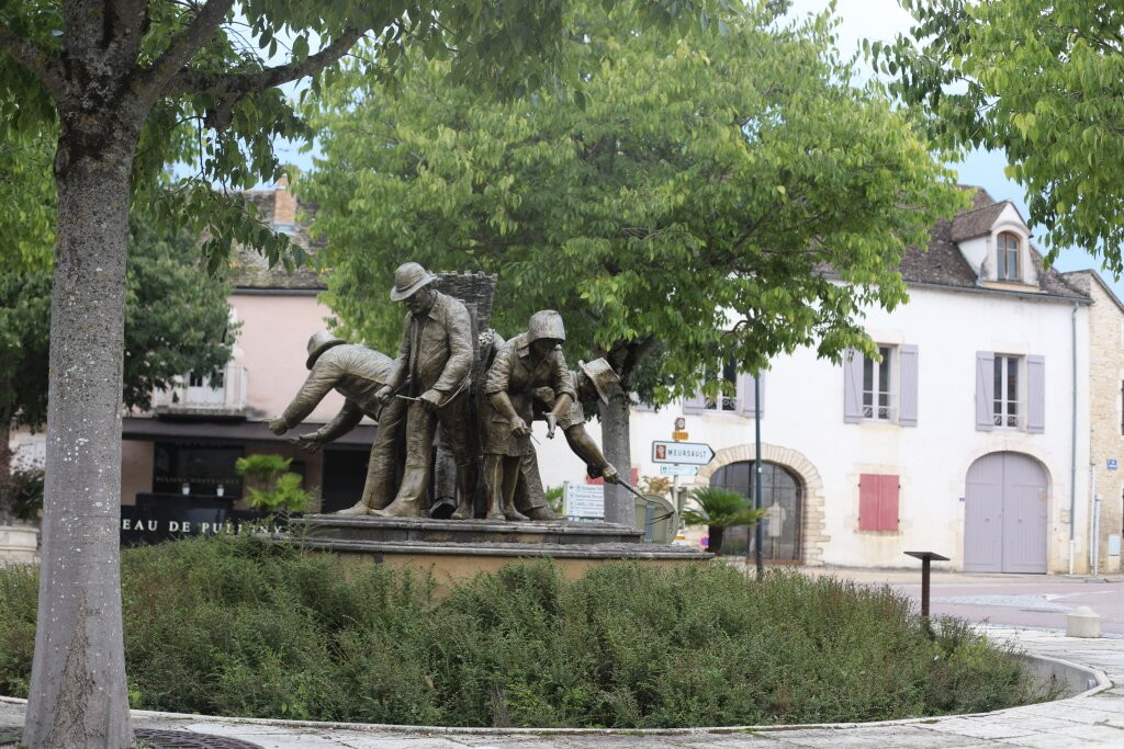 Les Vignerons au Travail à Puligny-Montrachet景点图片