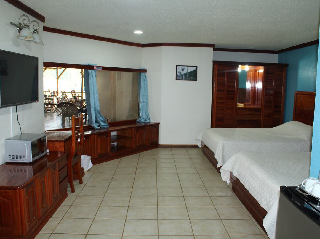 Fish Hook Marina & Lodge主图