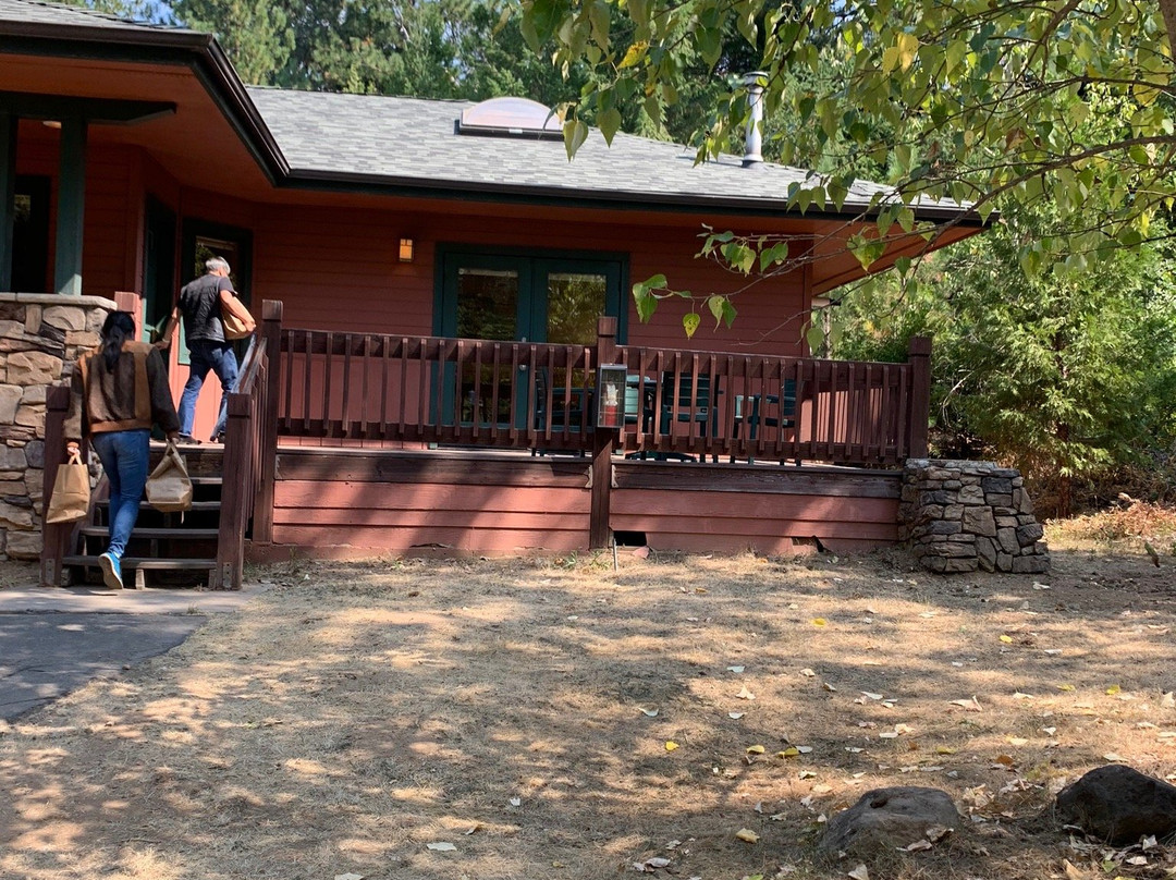 沙斯塔山度假酒店主图