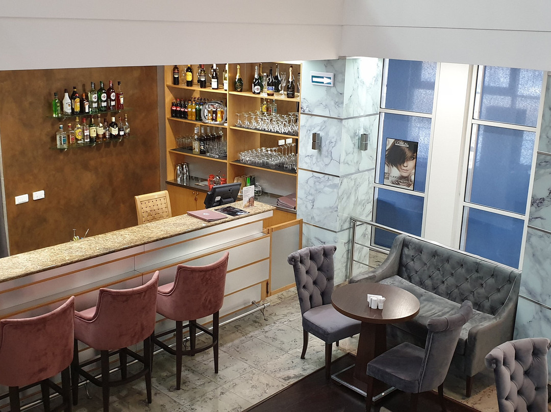 塔拉伊酒店主图