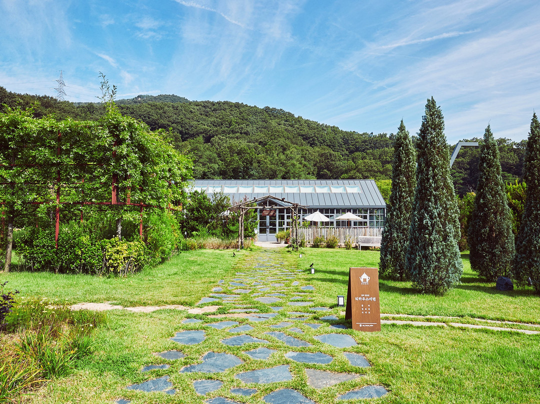 Eden Paradise Hotel主图