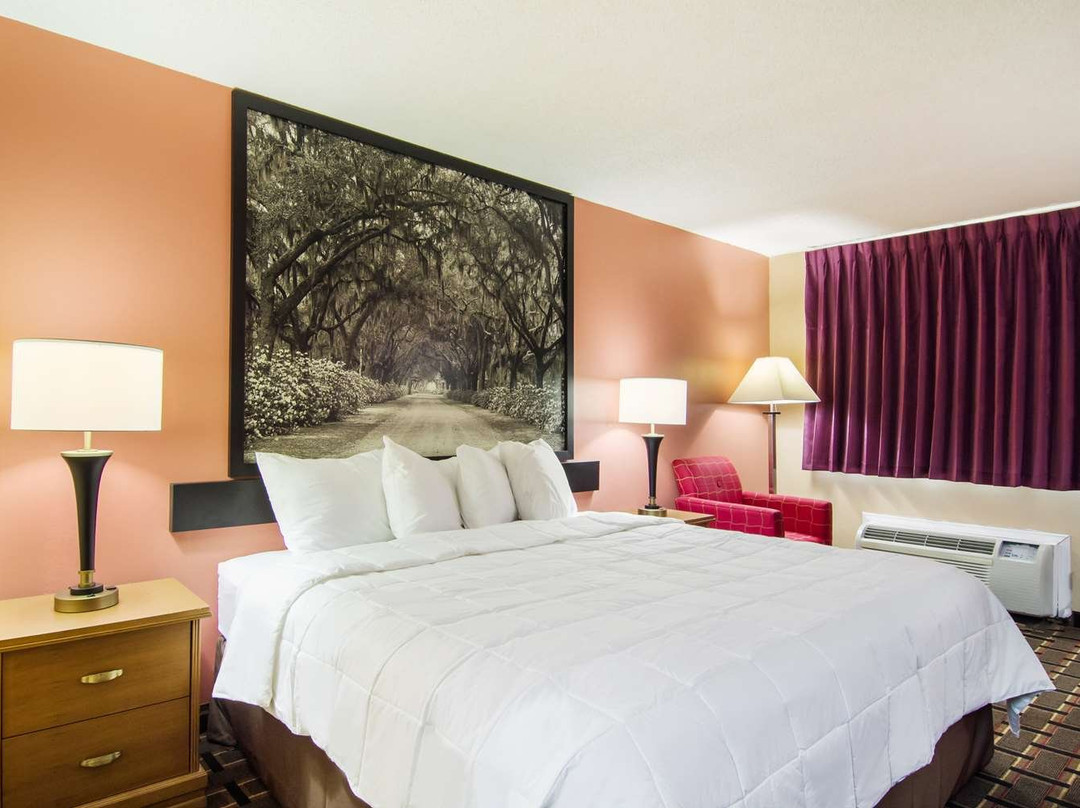 Americas Best Value Inn Darien主图