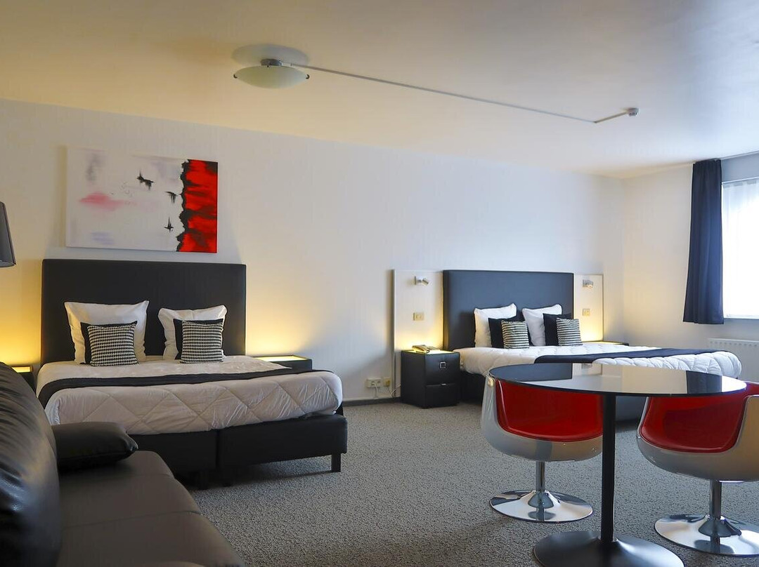 阿多马酒店主图