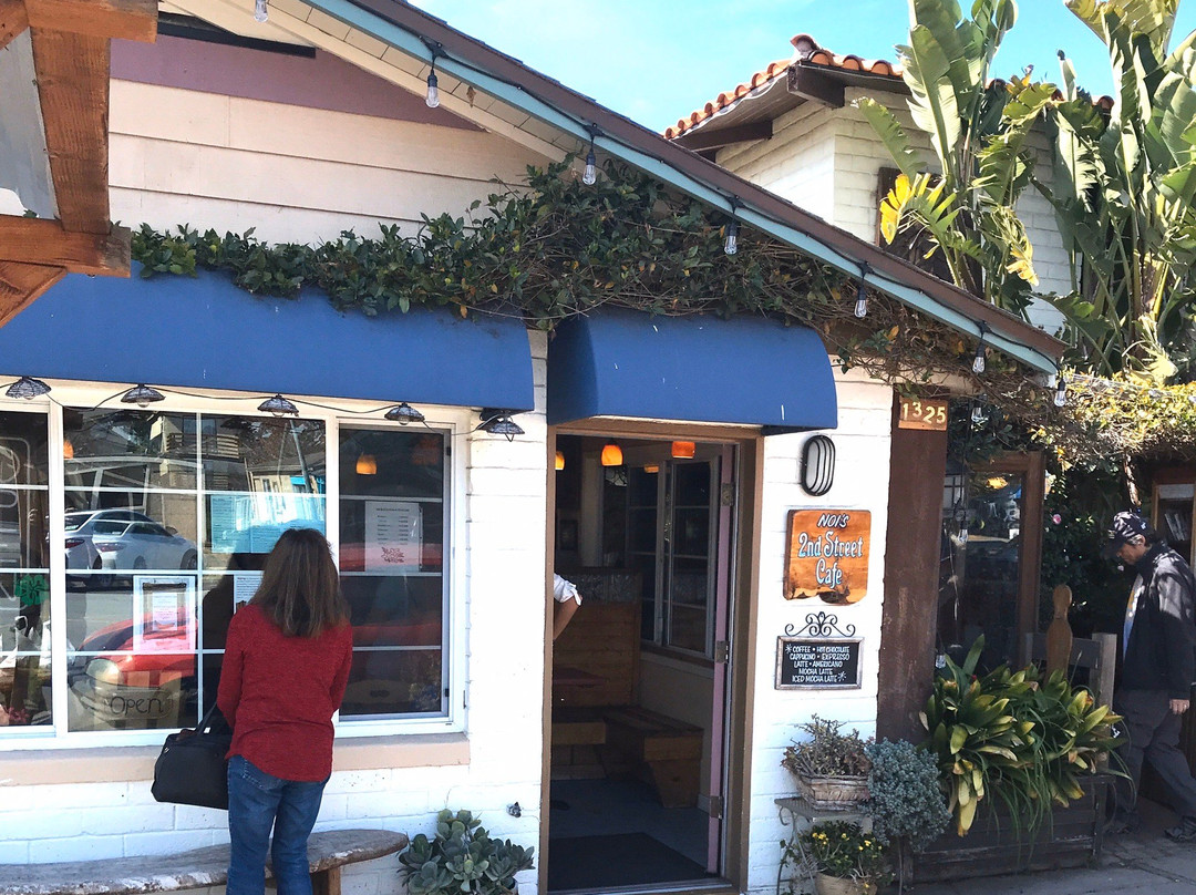 Noi and Doi's 2nd Street Cafe