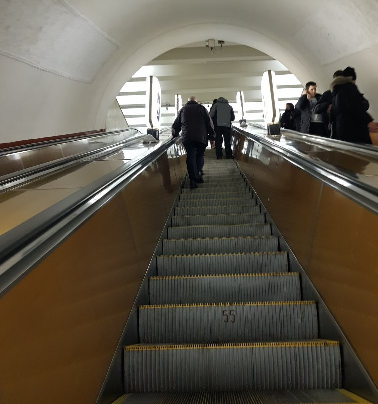 Arsenalna Metro Station景点图片