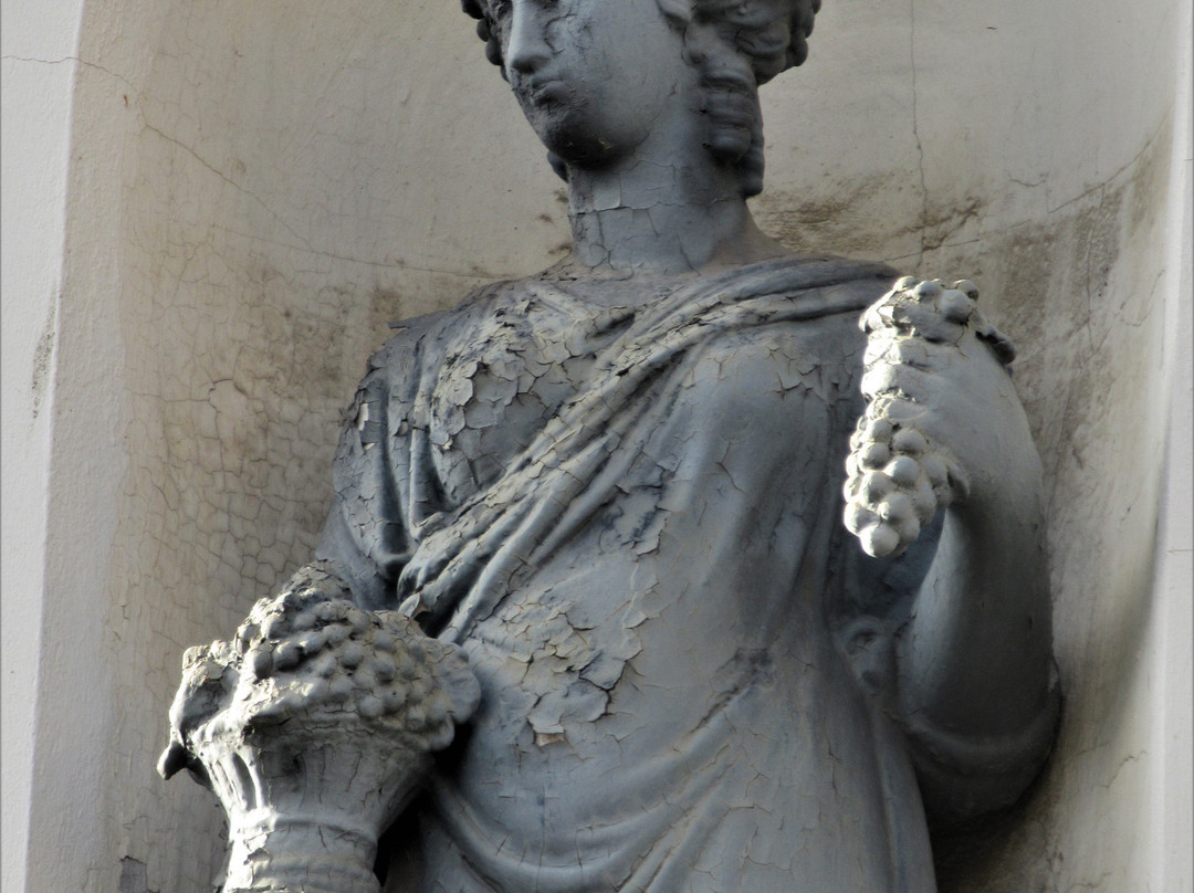 Statue de Femme dans son alcove-Les Lilas必去景点