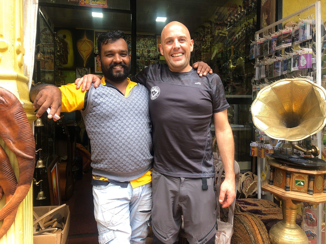 R. M. S Antique And Brassware-埃勒必去景点