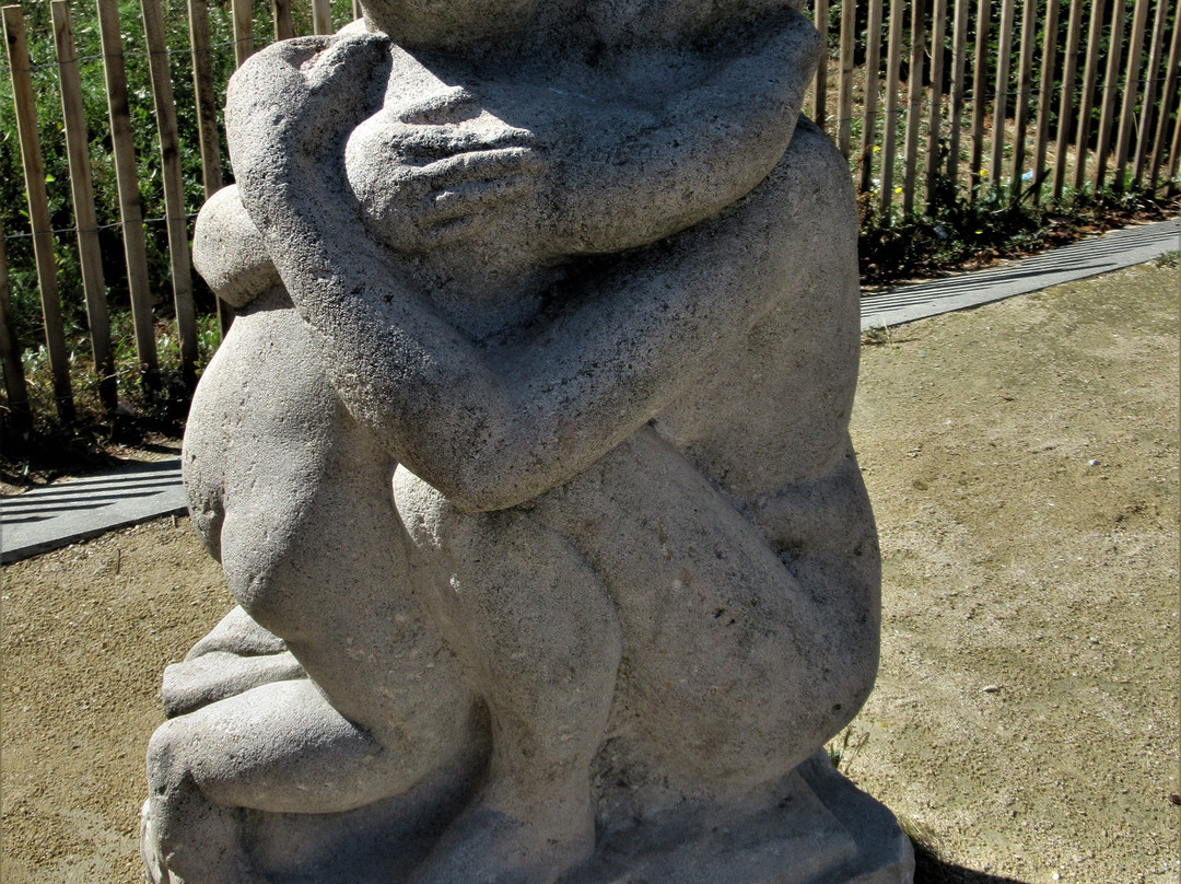 Statue representant une mere et son enfant-Romainville必去景点