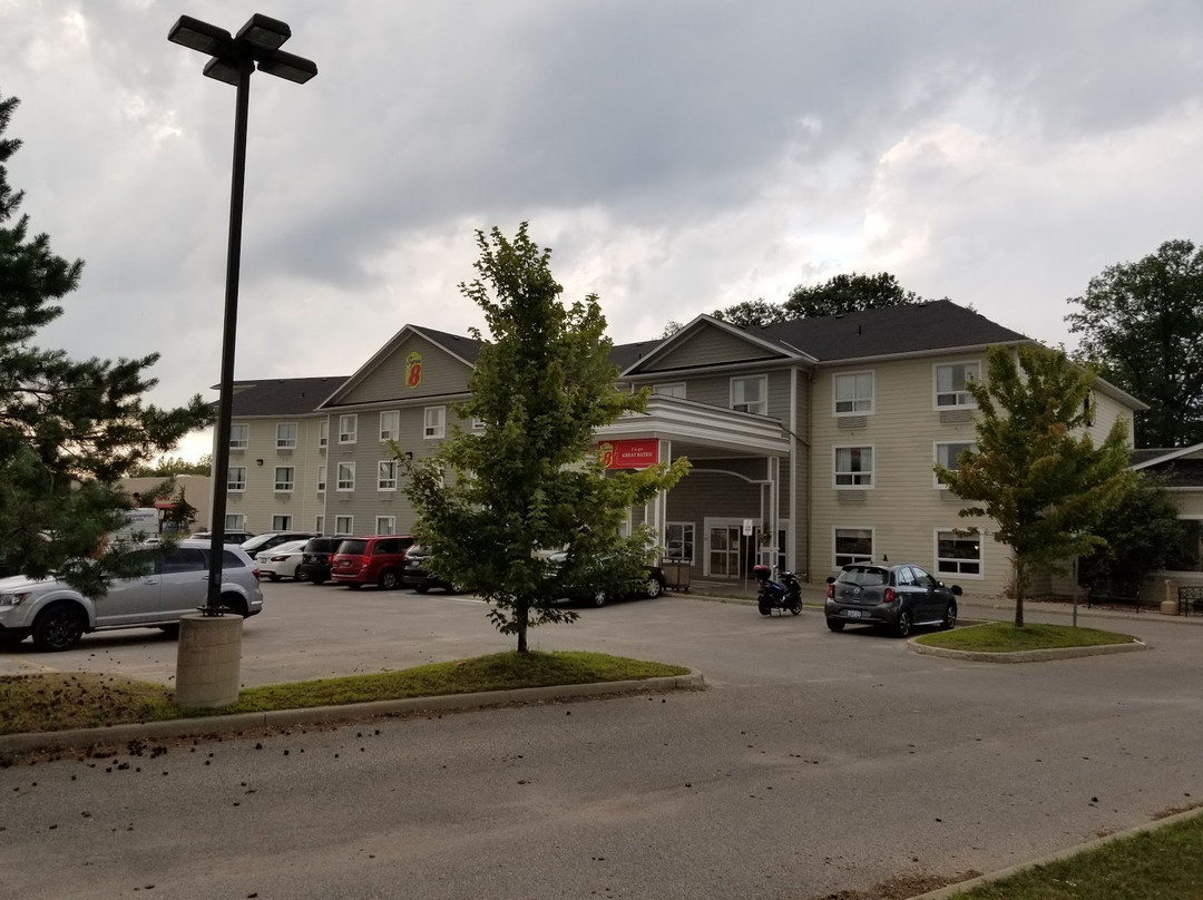 米德兰速8酒店主图