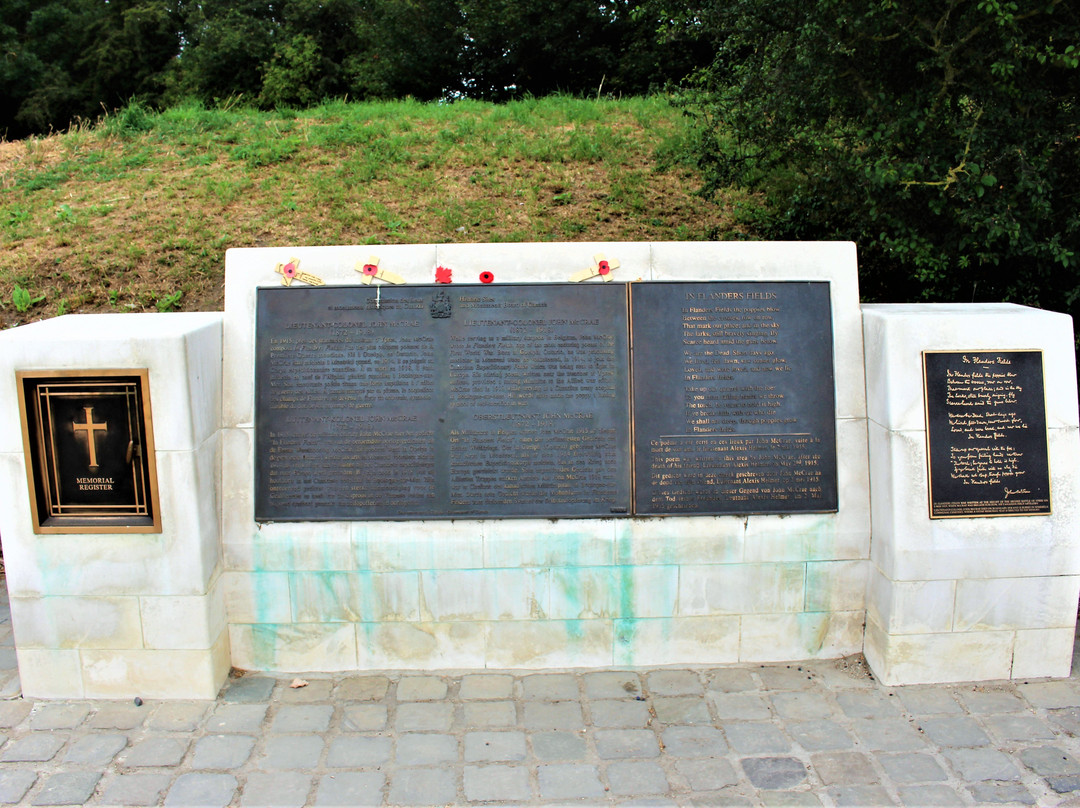 Essex Farm Cemetery景点图片