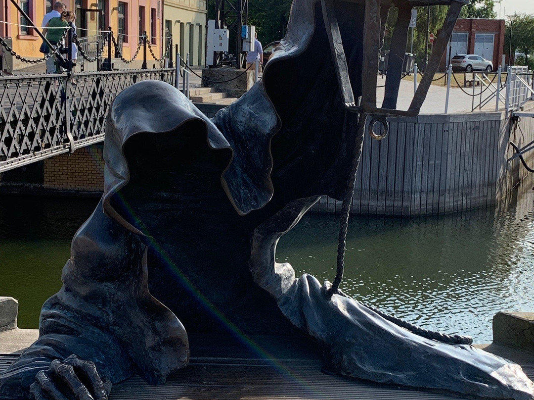 Sculpture The Black Ghost-克莱佩达必去景点