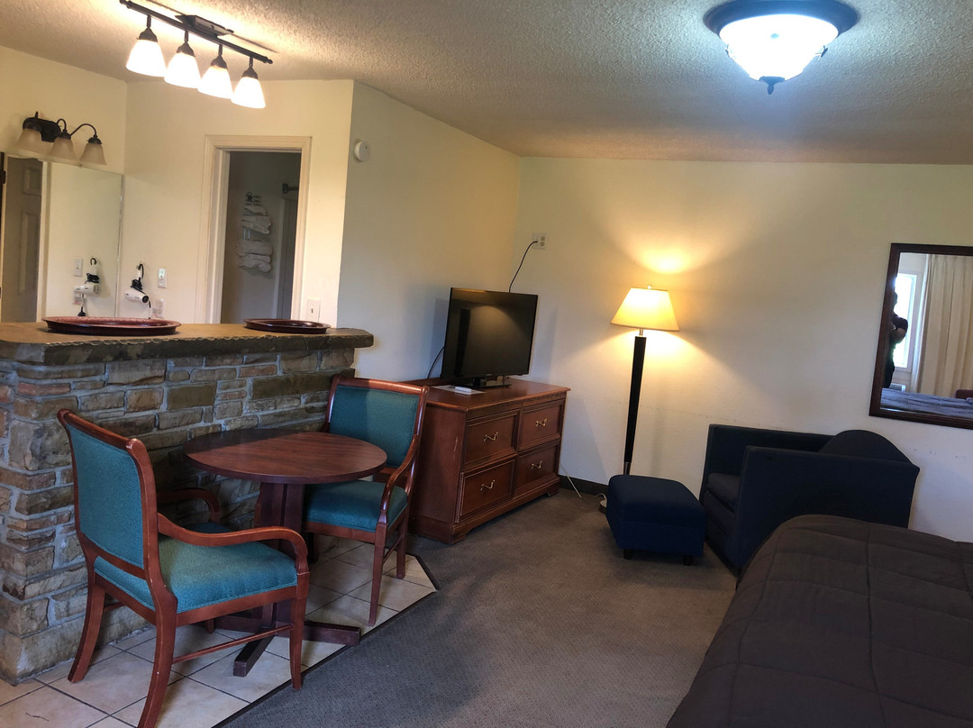 Ozark Inn & Suites主图