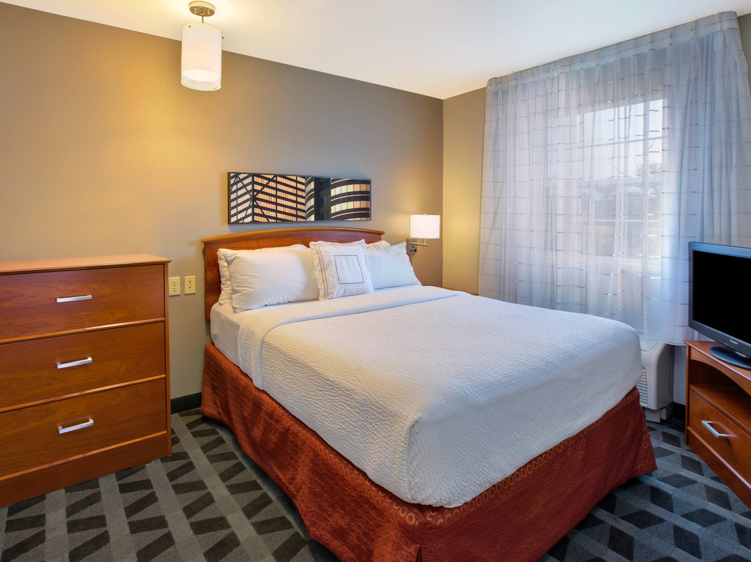 底特律斯特林高地广场套房酒店主图