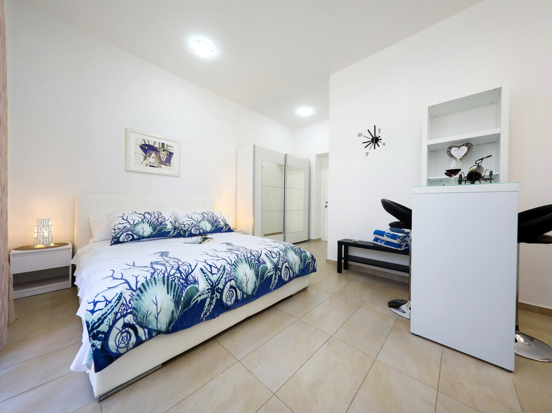 Apartments & Rooms Kolovare Beach主图