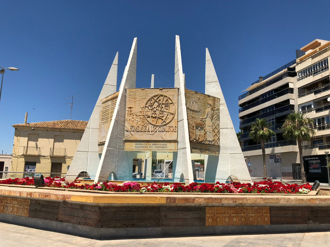 Monumento de Las Coralistas-托雷维耶哈必去景点