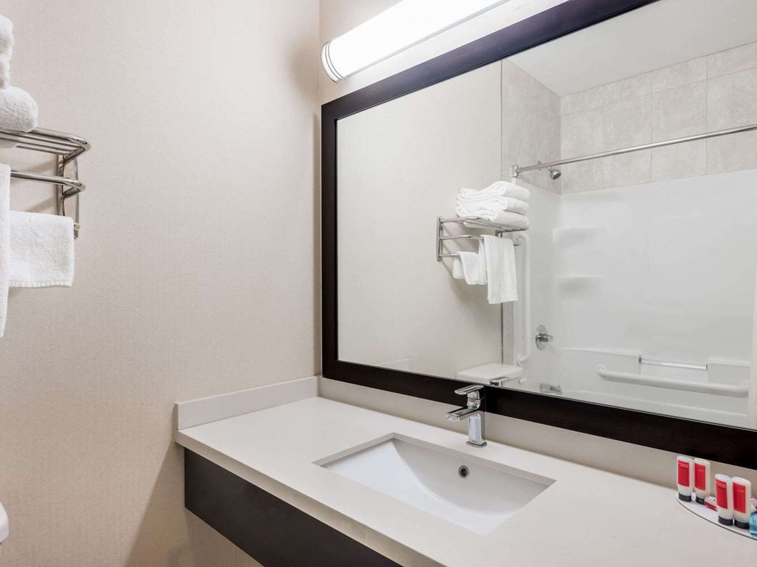 Super 8 by Wyndham Watrous主图