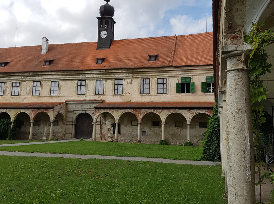 Zamek Uhercice-Uhercice必去景点