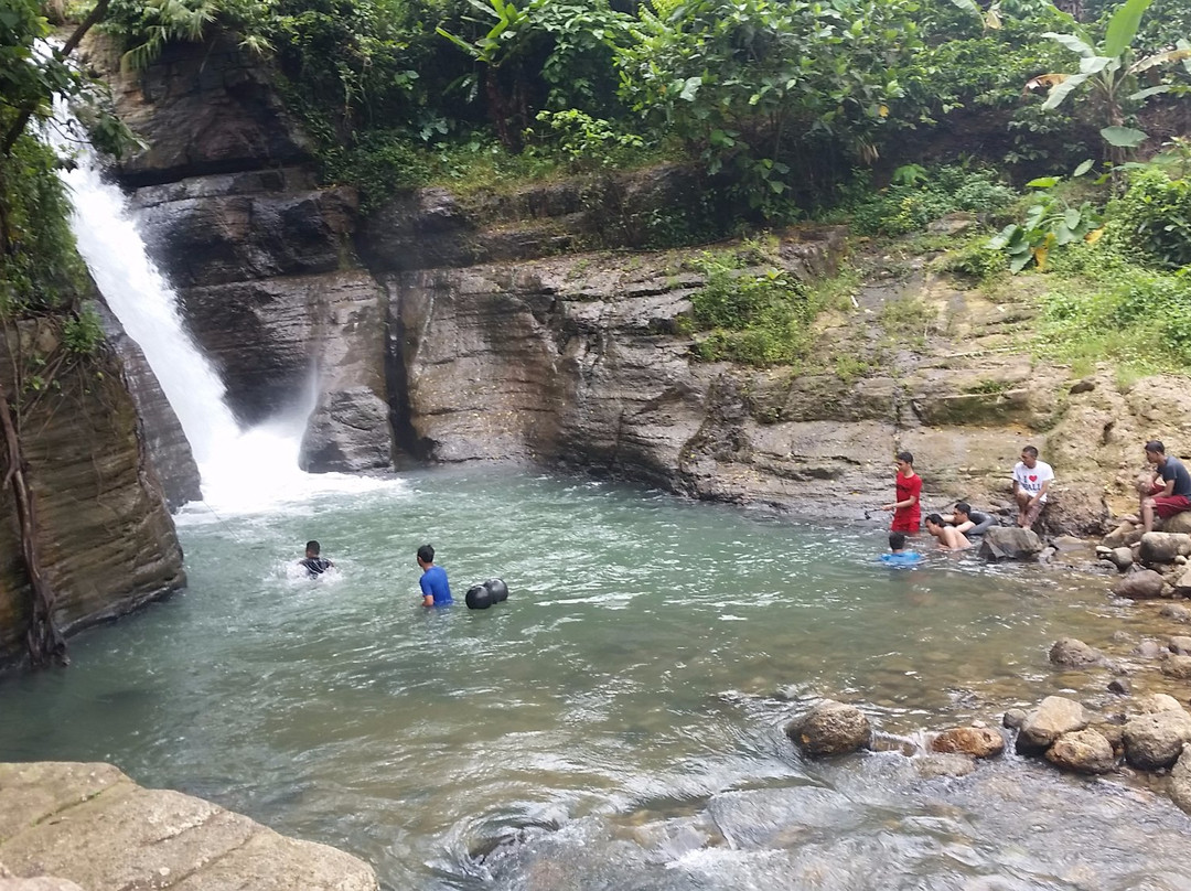Tundo Telu Waterfall景点图片