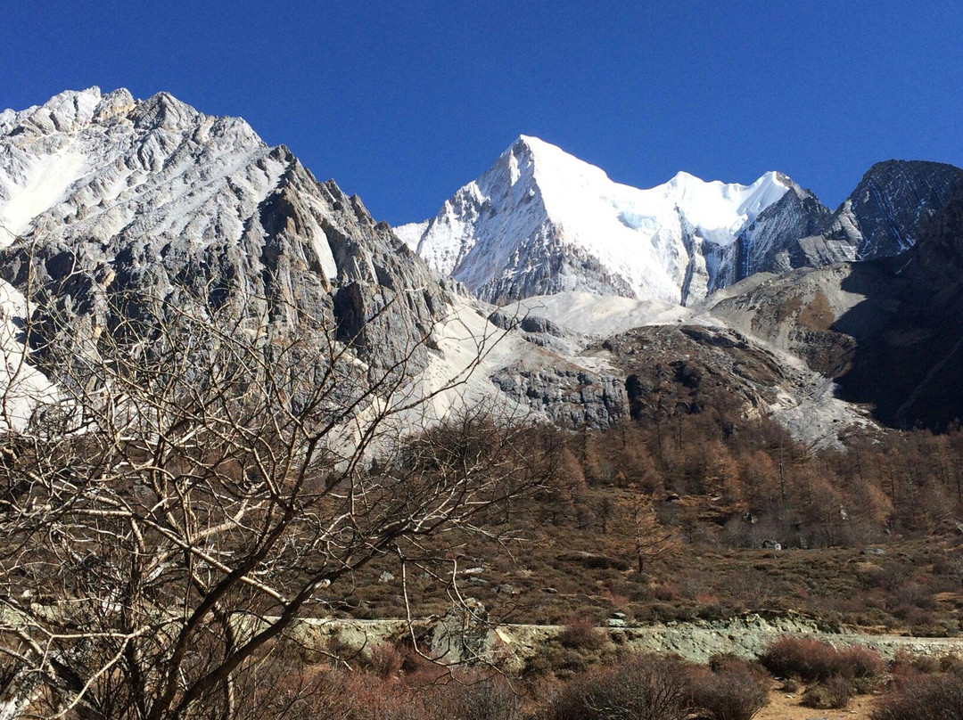 夏诺多吉神山景点图片
