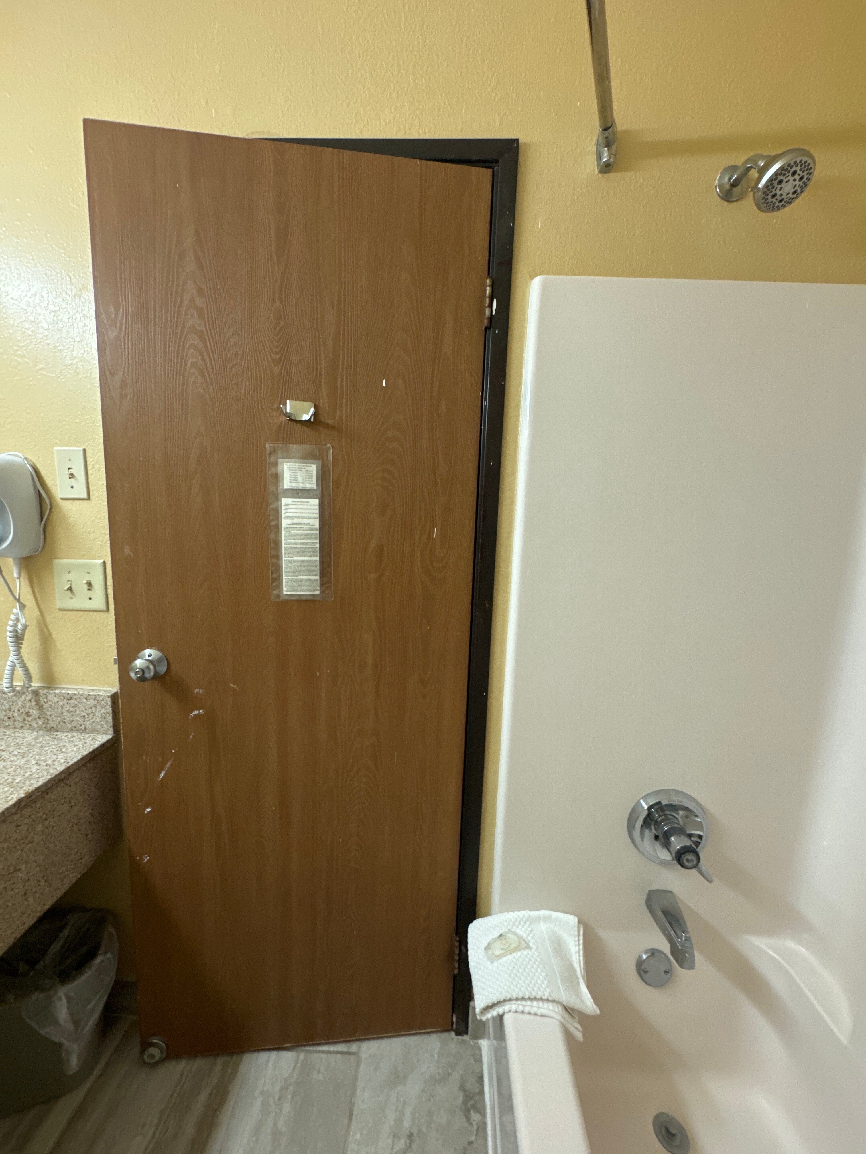 Quality Inn & Suites-浴室