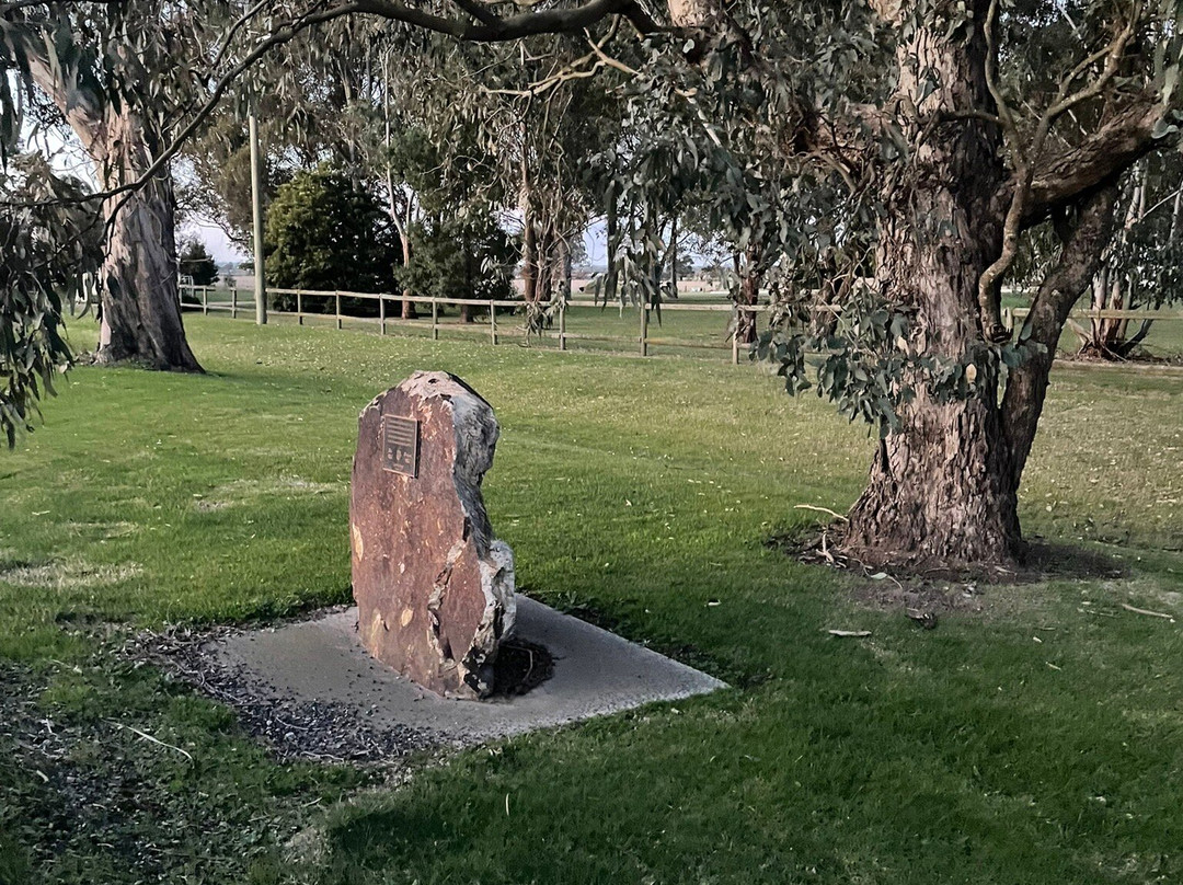 Avenue Of Honour Memorial Stone-Stratford必去景点