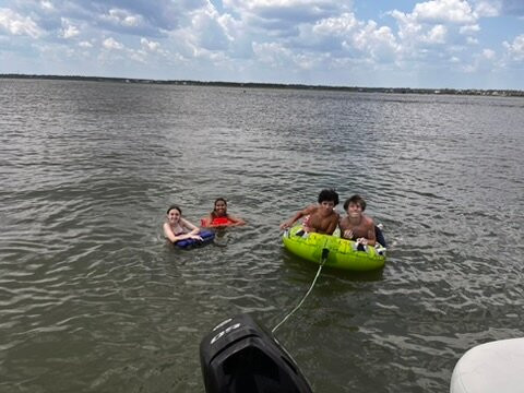 Aquaholics Boat Rentals LLC景点图片