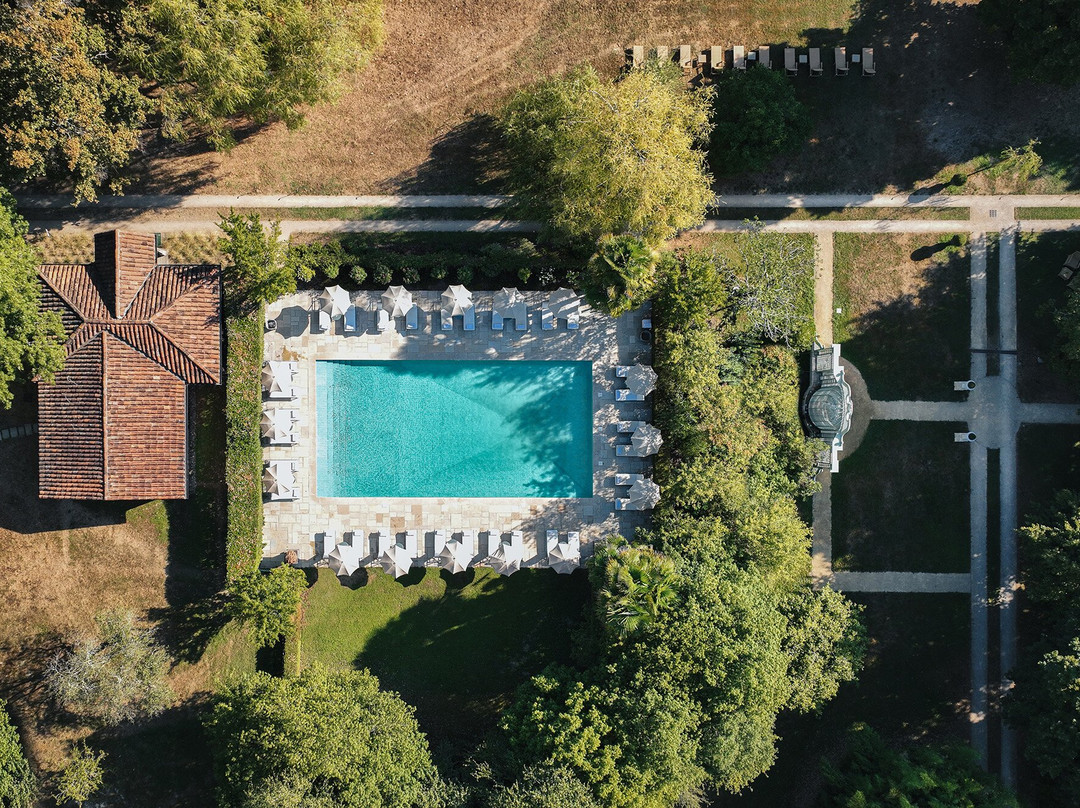 厄热涅草坪酒店主图