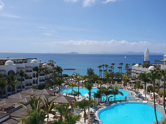 雅伊萨公主套房度假酒店主图