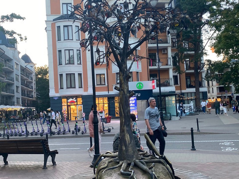 Monument to the Amber Tree-斯韦特洛戈尔斯克必去景点