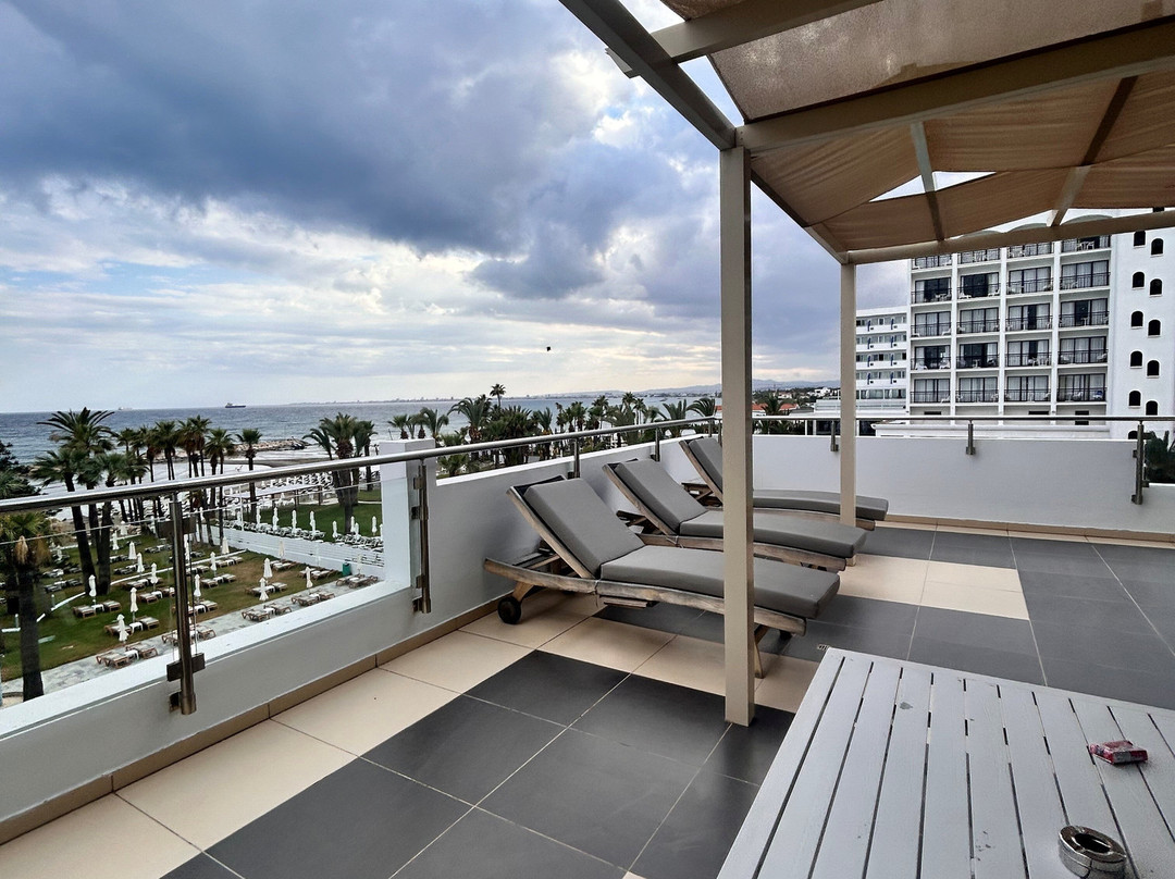 The Golden Bay Beach Hotel主图