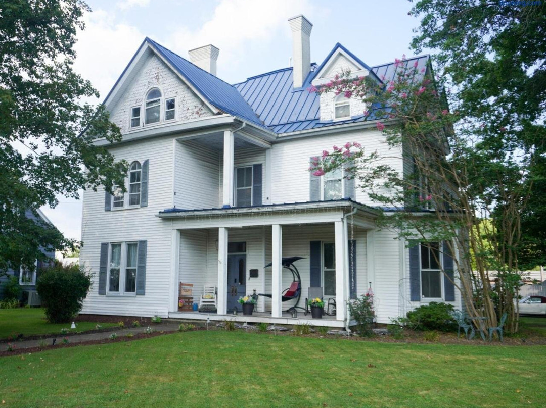 Main Oak Manor