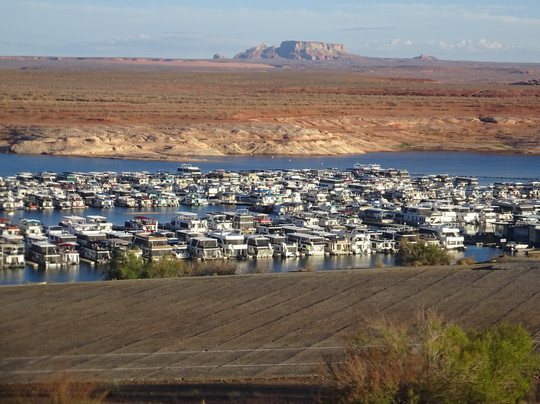 鲍威尔湖度假酒店主图