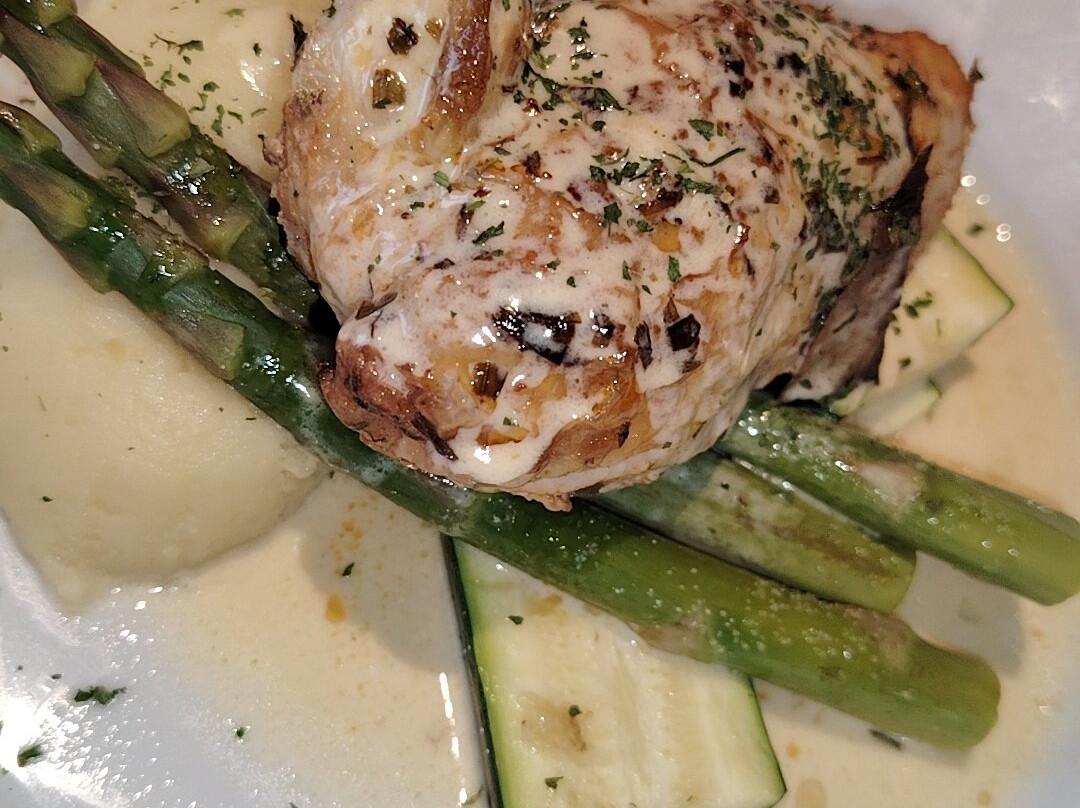 The Village Hotel, Bar & Restaurant主图