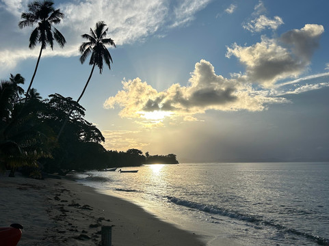 潮汐河段度假酒店主图