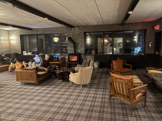 Hunter Lodge, a Bluebird by Lark主图