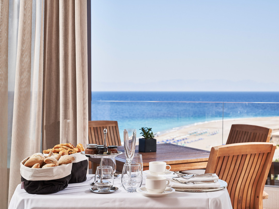 海滩美景套房酒店主图