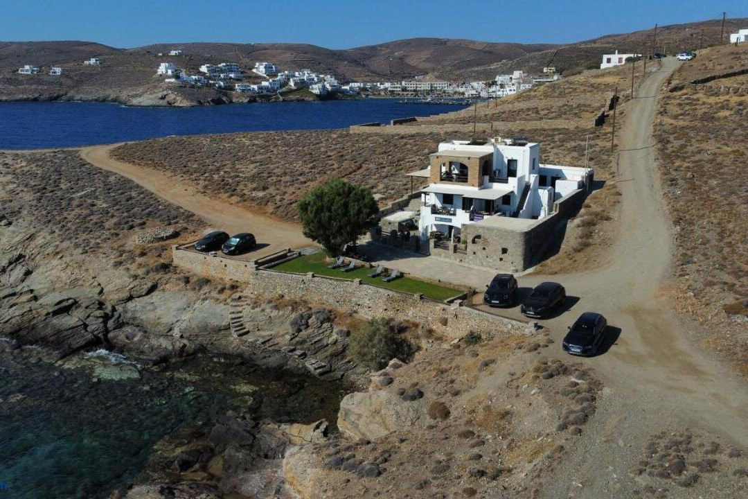 Niriides Studios & Apartments