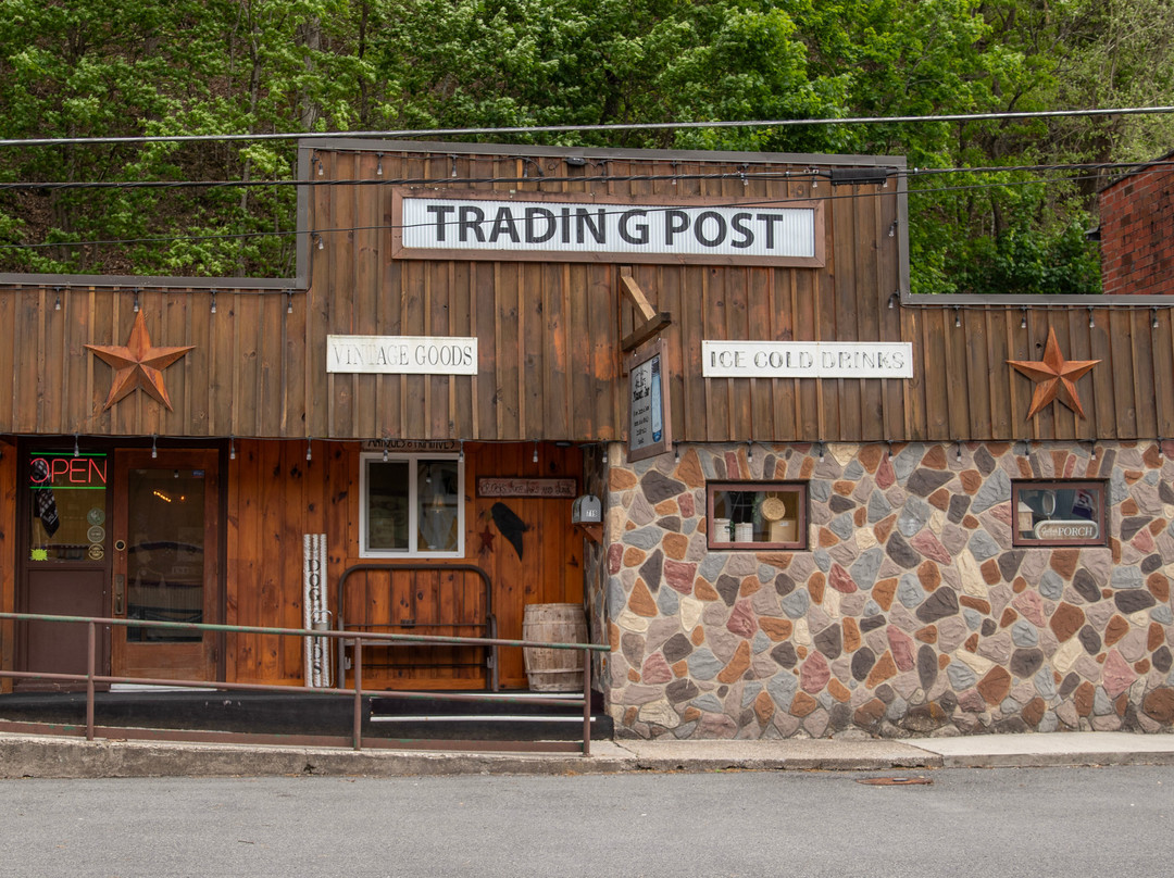4th Ave Mason Jar Trading Post-Marlinton必去景点