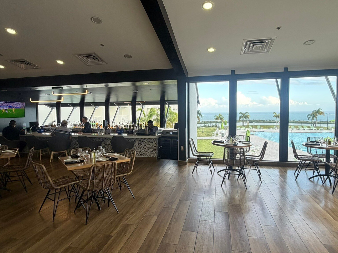 Holiday Inn 庞塞和热带娱乐场主图