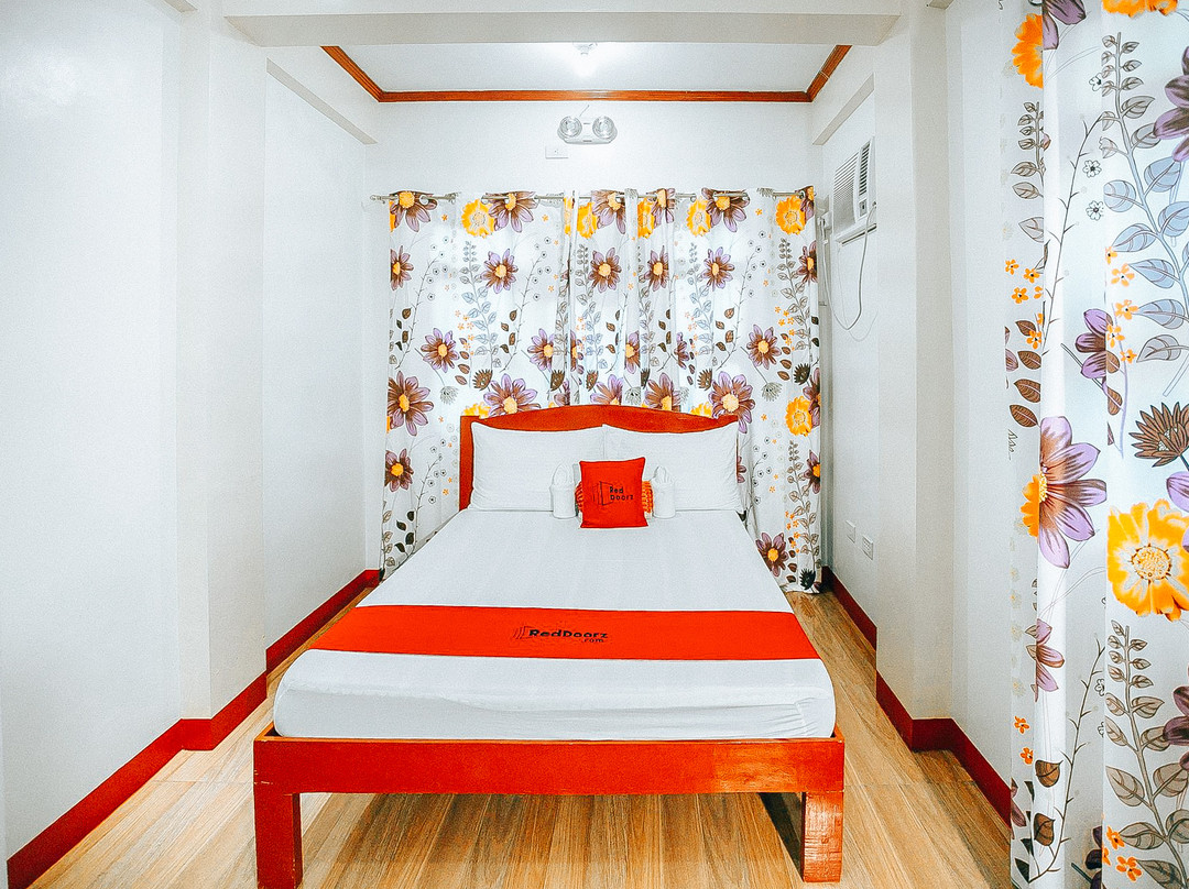 RedDoorz @ S and L Apartelle Daraga Albay
