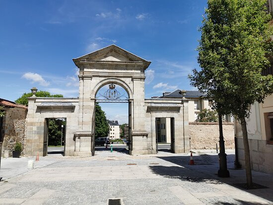 Puerta de Segovia景点图片