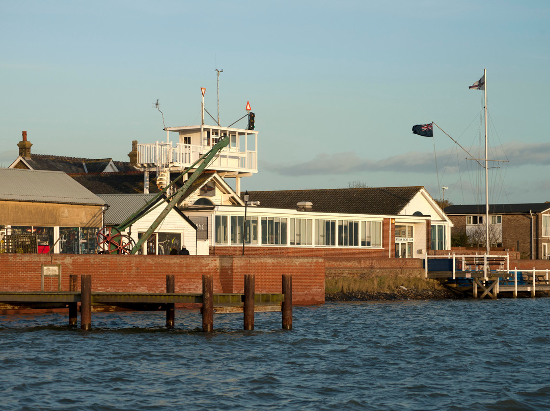 Royal Burnham Yacht Club Accommodation主图