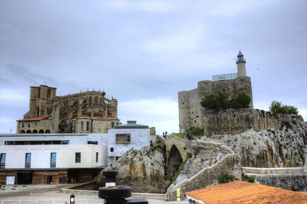 Faro y Castillo de Santa Ana景点图片