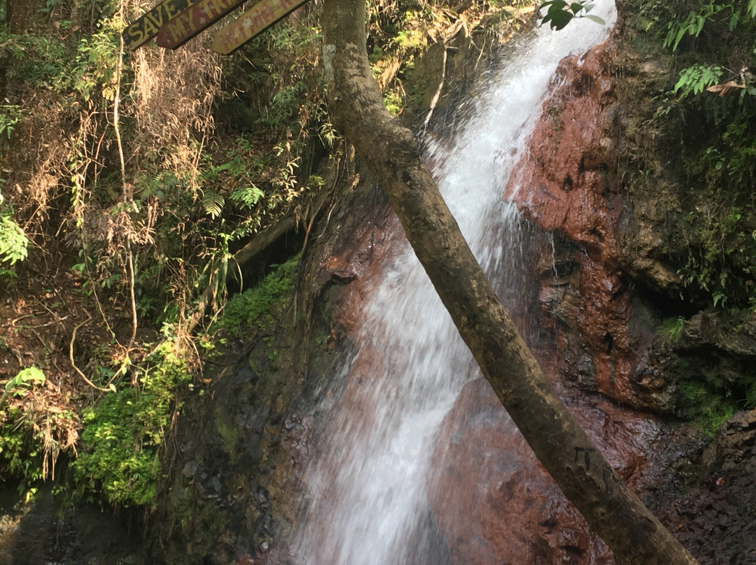 Batu Dinding Waterfalls景点图片