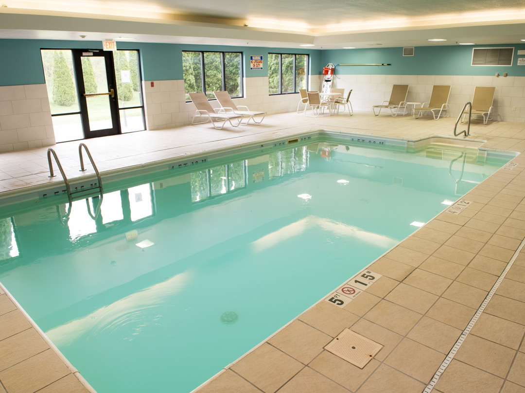 南埃尔克哈特快捷假日&套房酒店主图