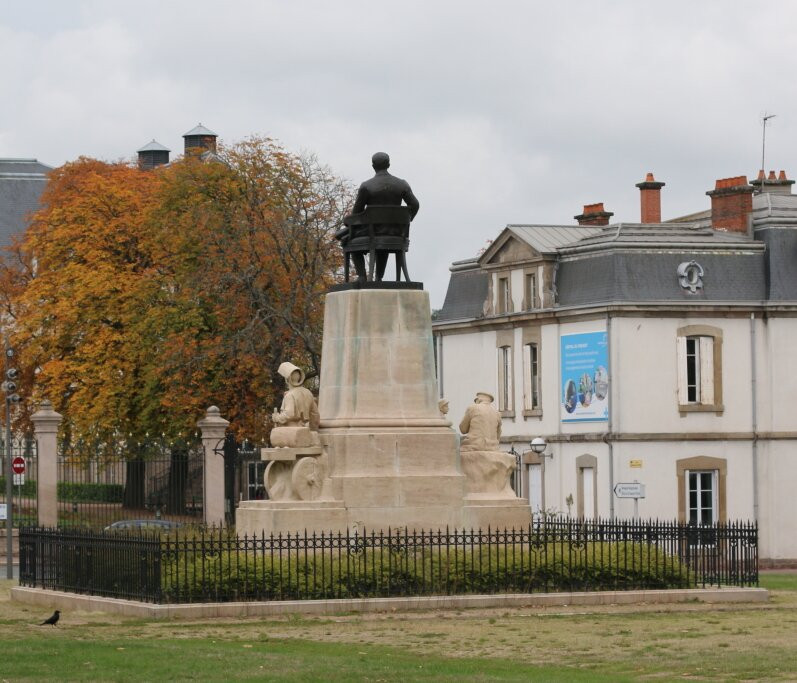 Monument À Henri Schneider景点图片